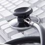 stethoscope sur un clavier